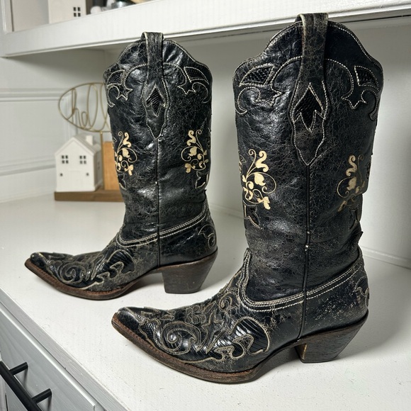 Corral Boots Shoes - **SOLD**Corral Women’s 8.5M Black Embroidered Cowboy Boots Distressed Western